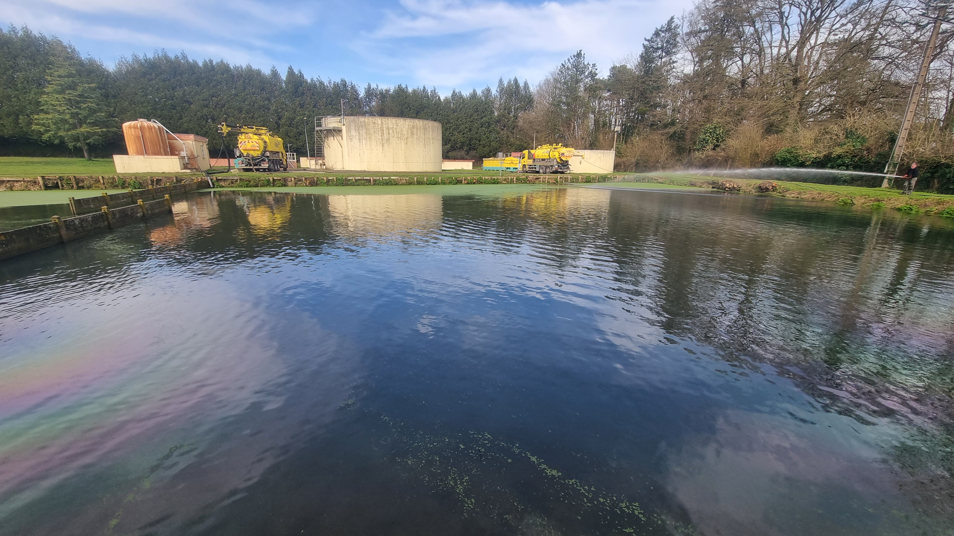 Ecrémage lentilles d’eau sur lagune d’épuration - Travaux d'assainissement collectif & non collectif, SEDDA à Rieux - 2